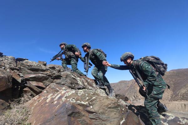 利劍出鞘武警官兵陌生地域實戰化練兵