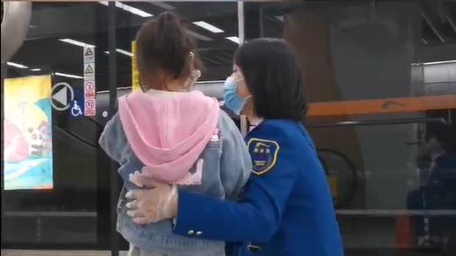 “我女儿一个人上了地铁，请帮帮我！”