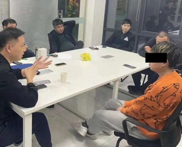 小伙买的苹果手机竟变“油卡”？一查以后竟发现…