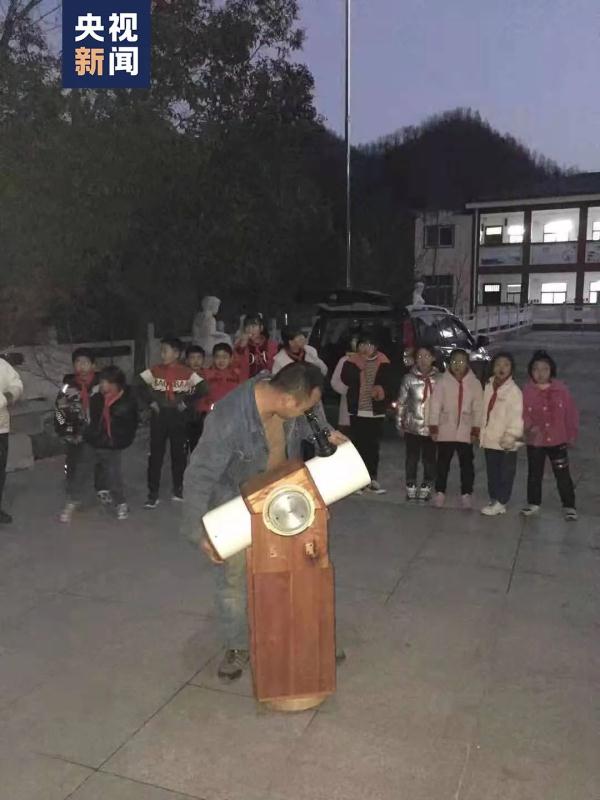 200多个孩子成了“追星族”，就是因为他！