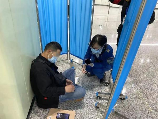 “我女儿一个人上了地铁，请帮帮我！”