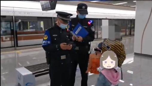 “我女儿一个人上了地铁，请帮帮我！”