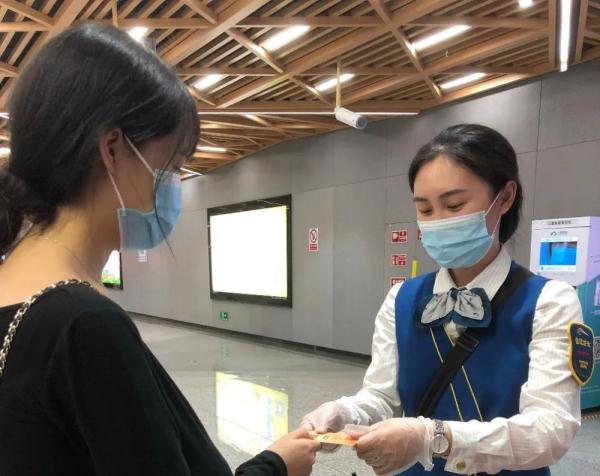 “我女儿一个人上了地铁，请帮帮我！”