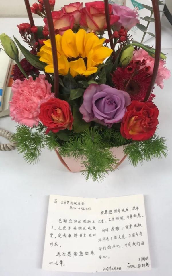 “我女儿一个人上了地铁，请帮帮我！”