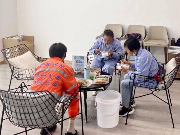 “我女儿一个人上了地铁，请帮帮我！”