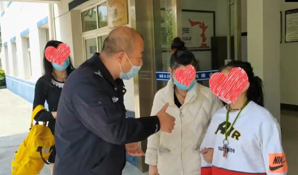 女孩骑行百里  民警暖心劝慰