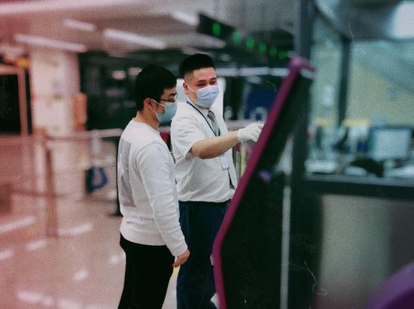 “我女儿一个人上了地铁，请帮帮我！”