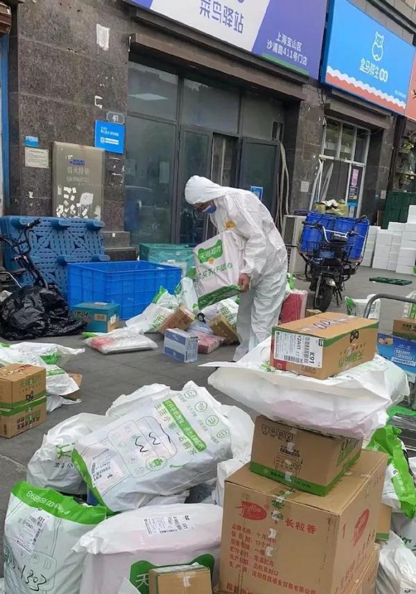 沪上网友纷纷晒单，原来天猫超市已默默恢复上海一半区域的配送
