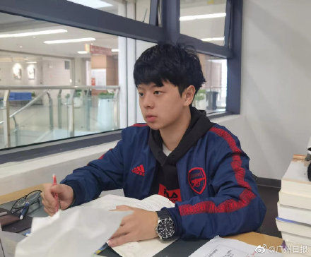 学霸情侣每天同去图书馆从不坐一起：不干扰对方，但为共同梦想一起努力