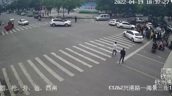 惊险！越野车碾压儿童，十几名群众抬车救人，司机：转弯没注意看