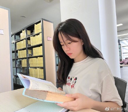 学霸情侣每天同去图书馆从不坐一起：不干扰对方，但为共同梦想一起努力
