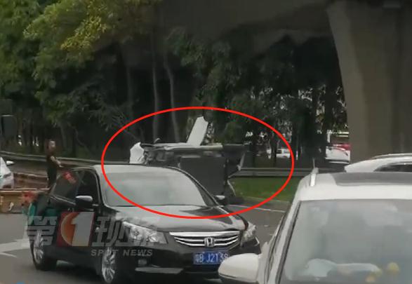 外卖小哥送餐迟到？先别急，因为他有可能正在救人……