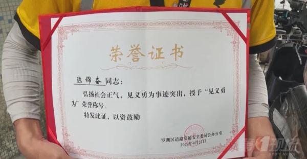 外卖小哥送餐迟到？先别急，因为他有可能正在救人……