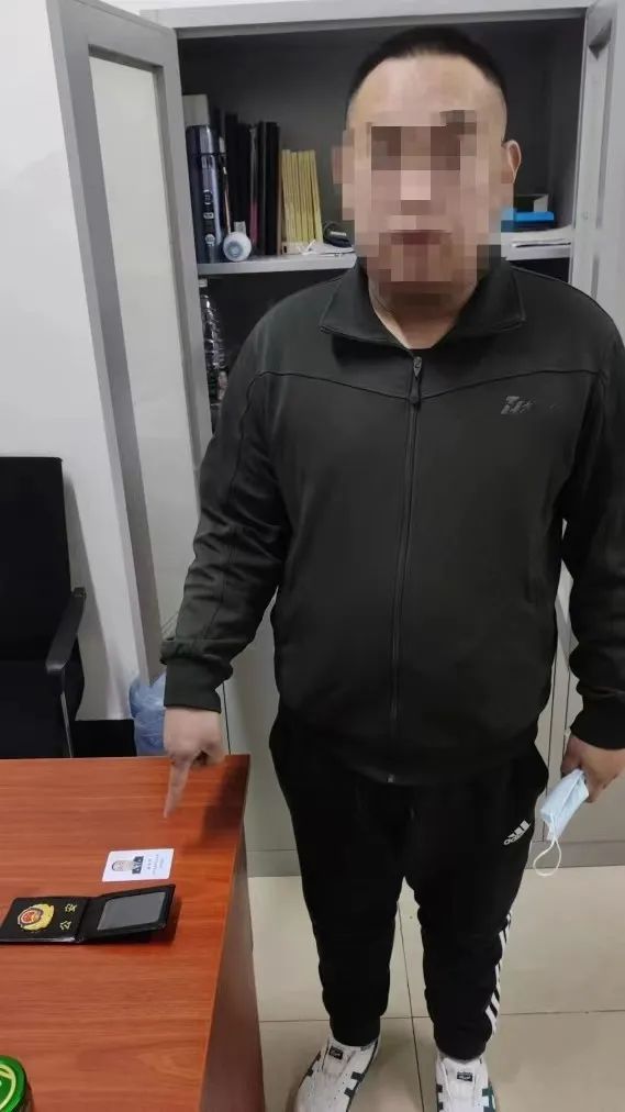 持假警官证企图蒙混过关？已被警方依法处理