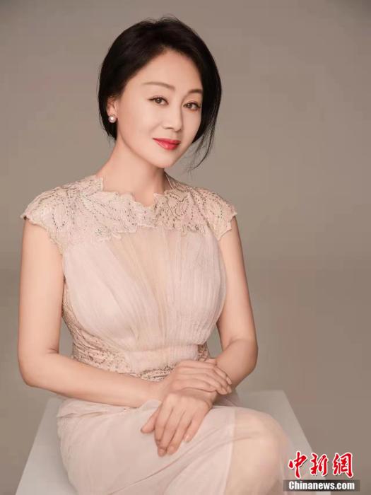 王姬:坦然接受变老,希望时间渗透进演技里 王姬:坦然接受变老,希望时间渗透进演技里