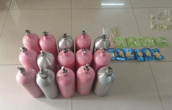 轿车内藏15瓶＂笑气＂，拘留！