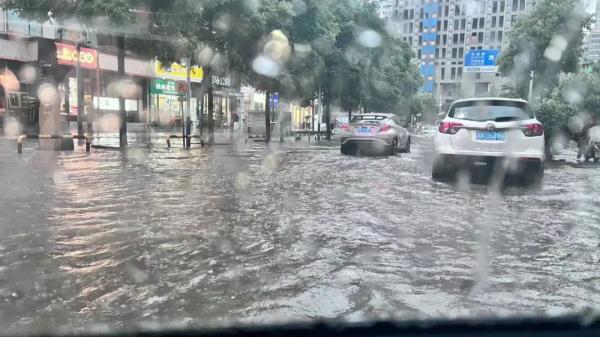 今天,下班路上的长沙是这样的....长沙暴雨红色预警!湖南双预警齐发! 今天,下班路上的长沙是这样的....长沙暴雨红色预警!湖南双预警齐发!