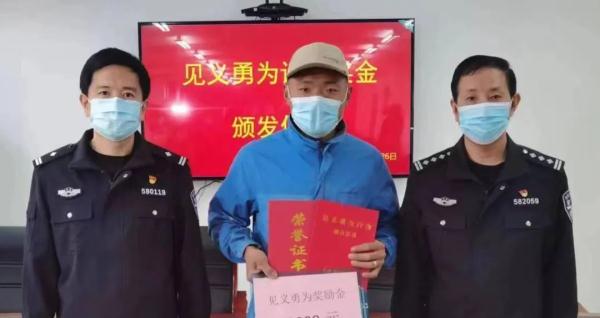 徒手爬6楼救下孩子的小伙，找到了！