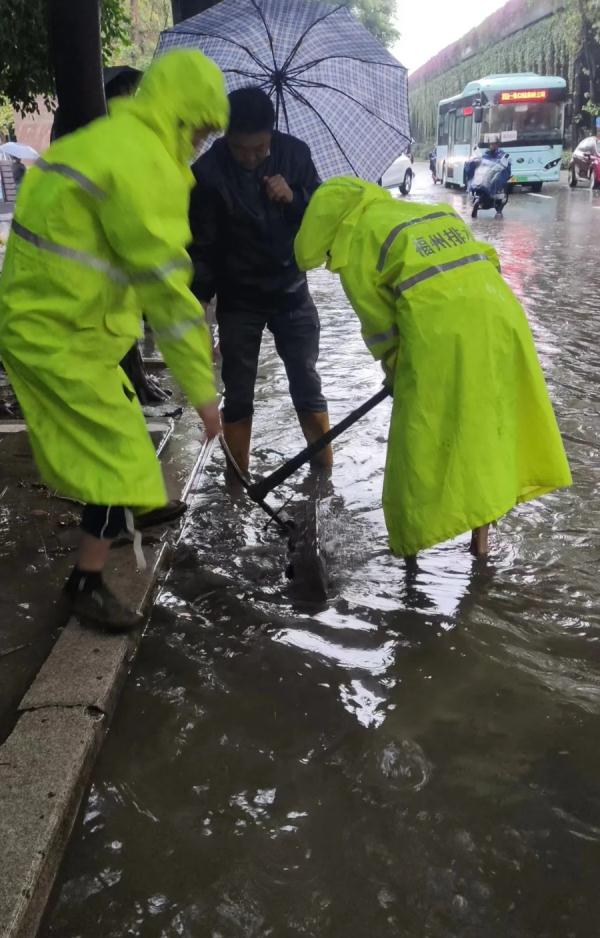 实在太大了!很多福州人半夜被惊醒!已有学校停课! 实在太大了!很多福州人半夜被惊醒!已有学校停课!