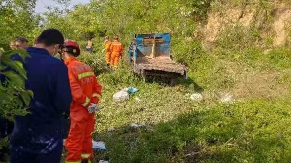 摘洋槐花引发的悲剧——农用三轮车违法载人 ，危险！危险！危险！
