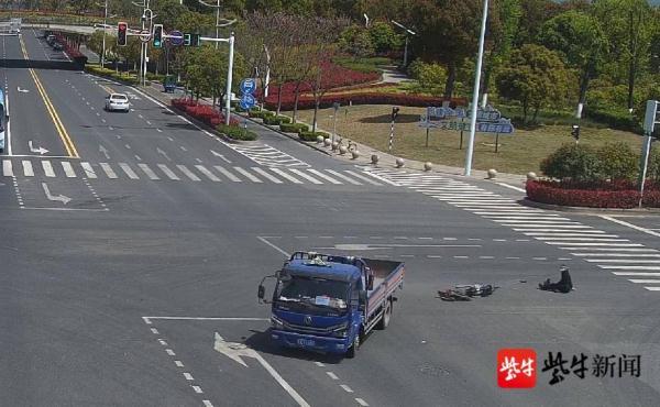 骑电动车闯红灯,遇上快速转弯的大货车,这下惨了