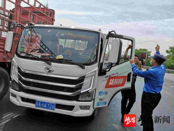 货车司机误将钥匙反锁在车内,城管队员巧用铁丝帮忙开门 货车司机误将钥匙反锁在车内,城管队员巧用铁丝帮忙开门