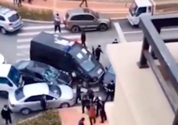 37岁女子撞死亲妈，逃逸被警车截停！警方通报