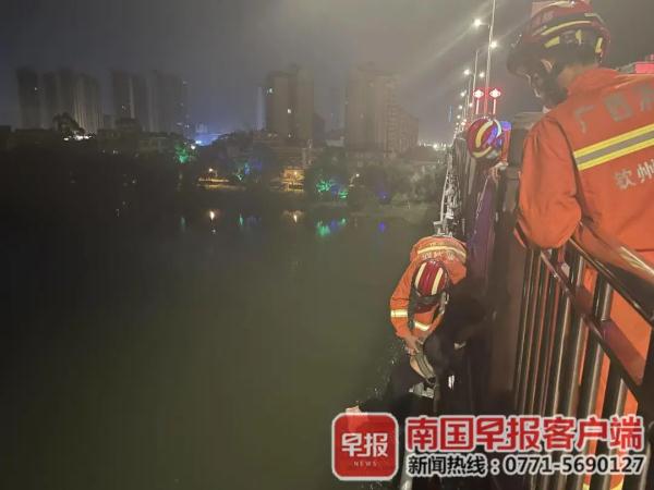 女子跳桥瞬间，3名女学生死死拽住了她！