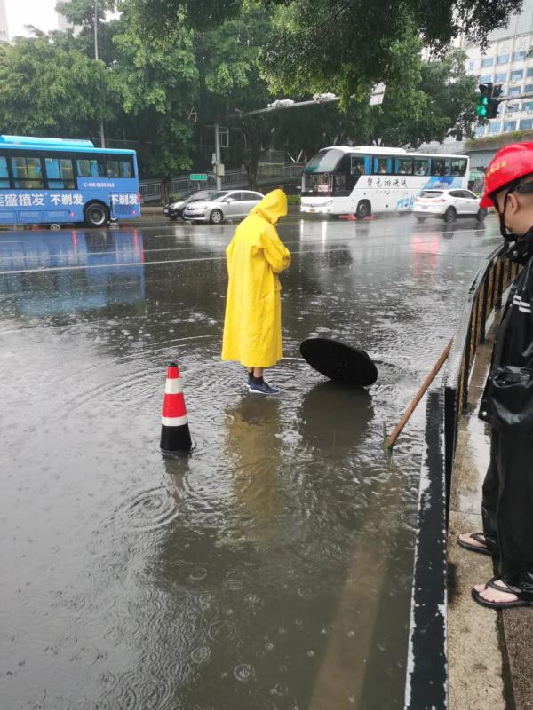 实在太大了!很多福州人半夜被惊醒!已有学校停课! 实在太大了!很多福州人半夜被惊醒!已有学校停课!