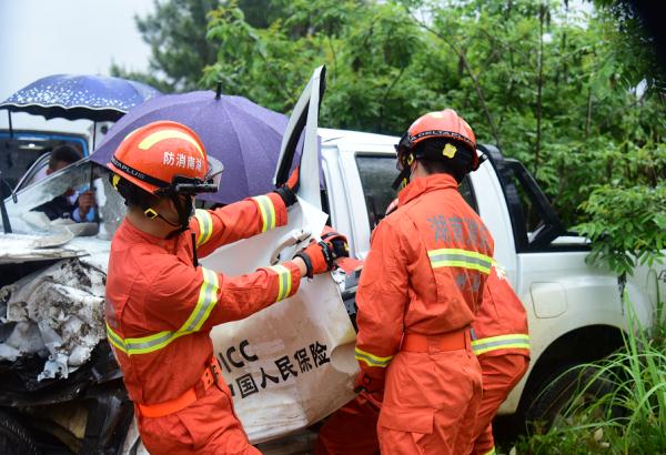 “给你打把伞就淋不到了”，男子遇车祸被困，消防员举动太暖了
