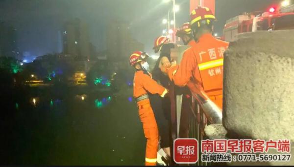 女子跳桥瞬间，3名女学生死死拽住了她！