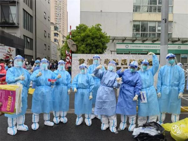 跨越千里山河，他们以白衣照亮黑夜，守望生命！