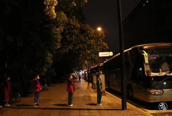 跨越千里山河，他们以白衣照亮黑夜，守望生命！