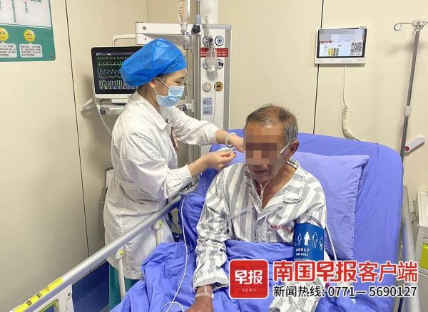 头皮发麻！被咬一口后，眼镜王蛇又爬上广西阿伯的肩膀！