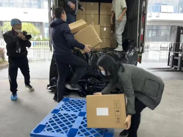 抗原检测采样器里有头发？口罩、棉签存在质量问题？回应→