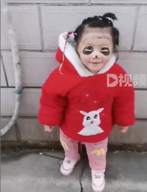可可爱爱！这个7岁的姐姐，也太会哄娃了吧！