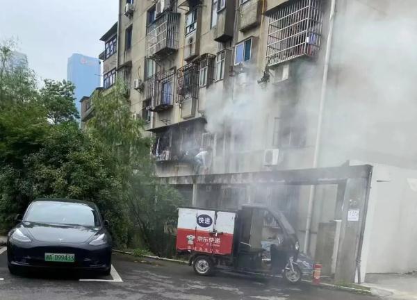 十万“火”急!长沙一快递小哥爬墙灭火 十万“火”急!长沙一快递小哥爬墙灭火