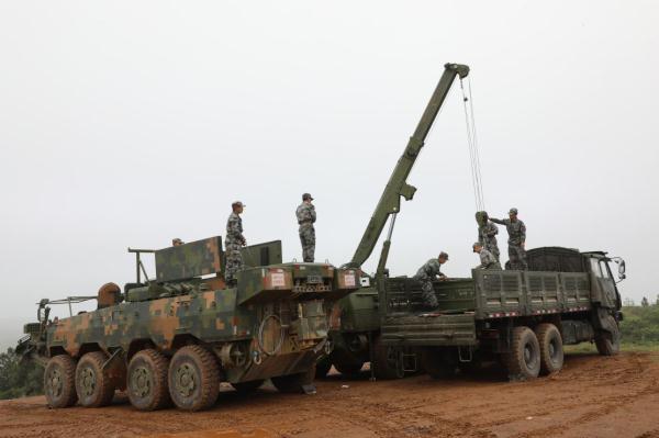 山崩地裂沉浸式体验扫雷车实爆