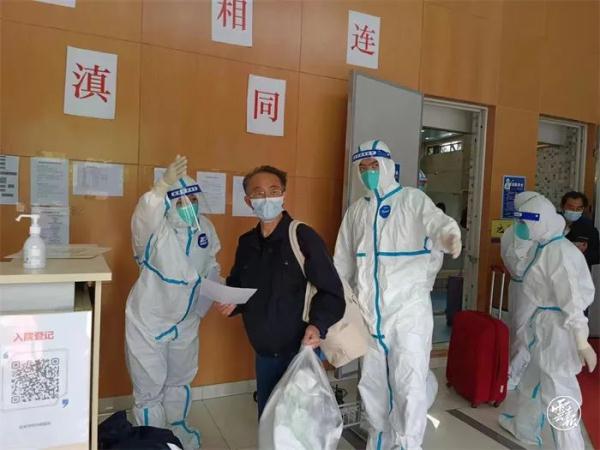 跨越千里山河，他们以白衣照亮黑夜，守望生命！