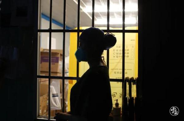 跨越千里山河，他们以白衣照亮黑夜，守望生命！