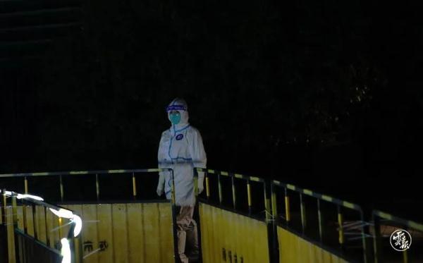 跨越千里山河，他们以白衣照亮黑夜，守望生命！