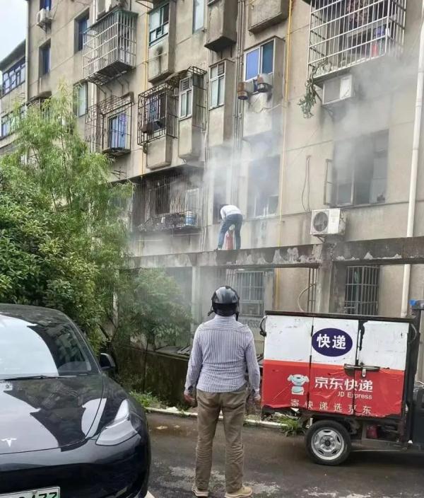 十万“火”急!长沙一快递小哥爬墙灭火 十万“火”急!长沙一快递小哥爬墙灭火