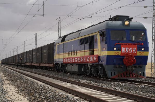 包满铁路全线贯通 满载列车顺利首发
