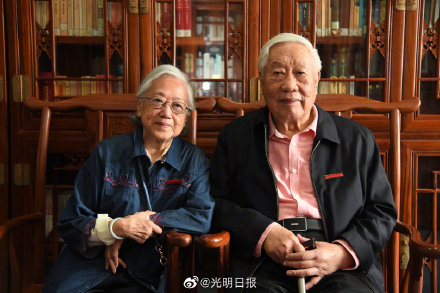 赵德馨教授夫妇捐出4000册藏书