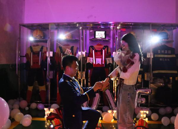 太甜啦！消防站里上演浪漫求婚，谁不想拥有这样的“蓝朋友”？