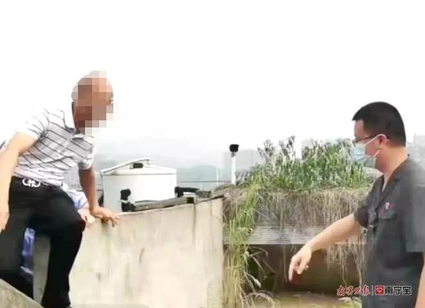 南宁一公司法人拖欠员工6000多元工资，为躲法官竟翻墙逃跑