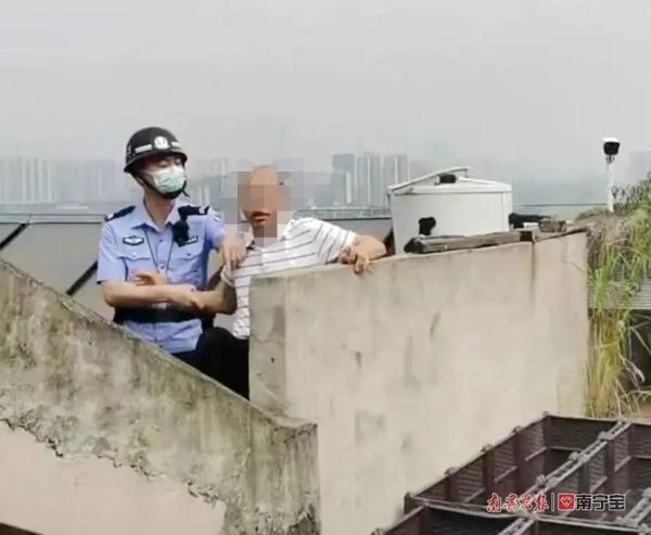 南宁一公司法人拖欠员工6000多元工资，为躲法官竟翻墙逃跑