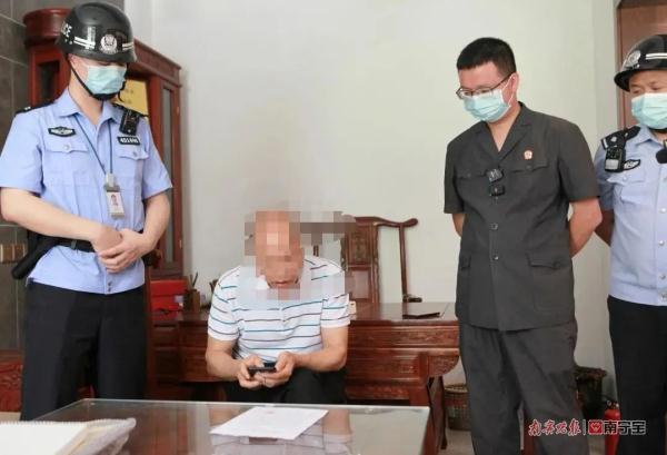 南宁一公司法人拖欠员工6000多元工资，为躲法官竟翻墙逃跑