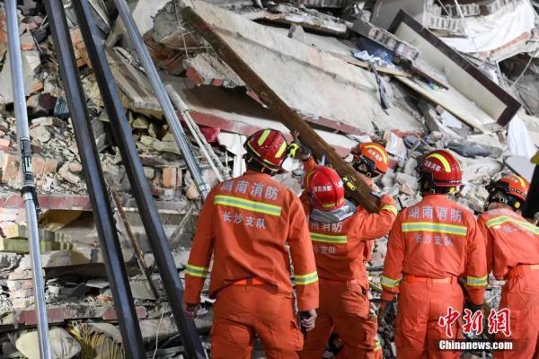 23人被困，39人失�！湖南�L沙建筑坍塌事故最新�M展