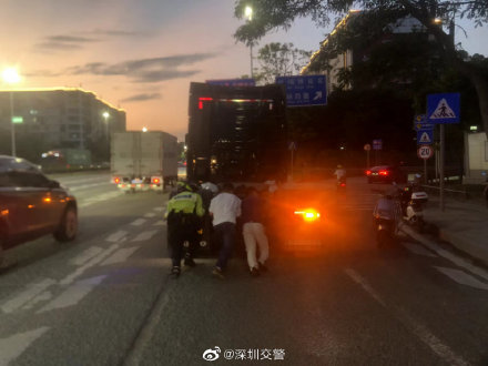 货车停主干道，司机：没油了！